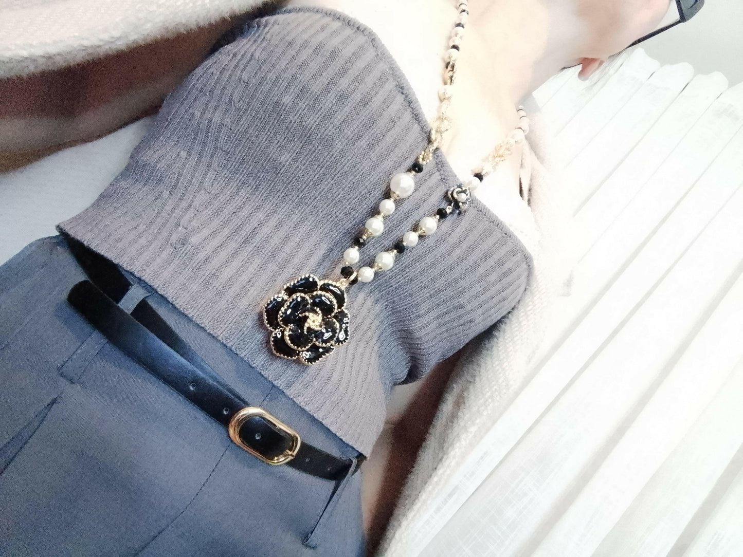 Collier Perla Bella fleur centraleoint focal, vue complète - collier polyvalent toutes saisons s'harmonisant avec tenues légères été et cols hauts hiver"