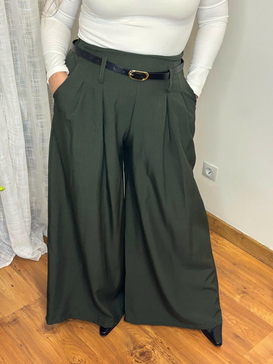 Femme portant le Pantalon Eddy kaki - Pantalon décontracté vert kaki BONITALUZ