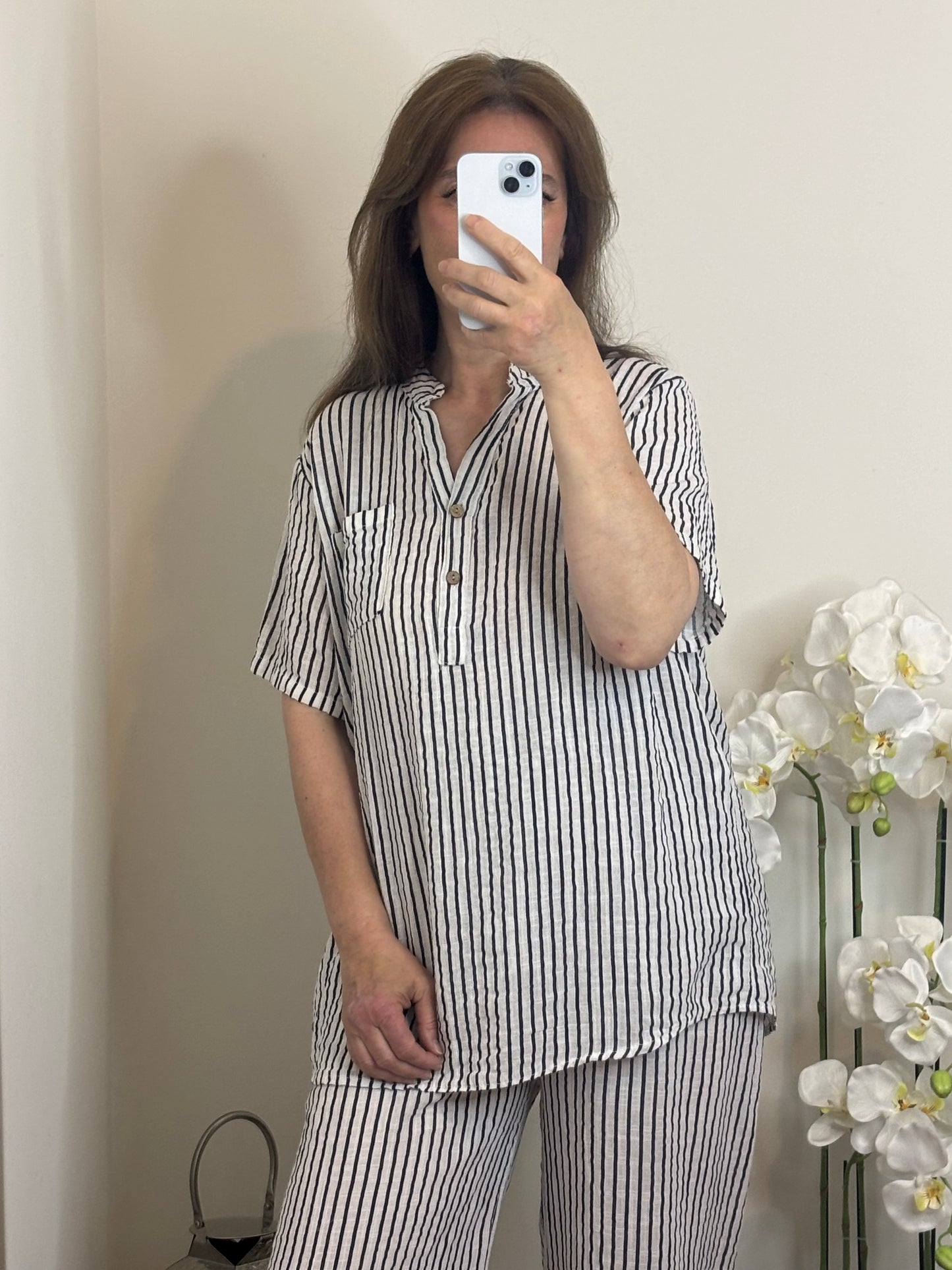 Tunique Hugo style décontracté élégant, vue d'ensemble - tunique coton respirant à porter avec short jean, pantalon blanc ou comme robe courte