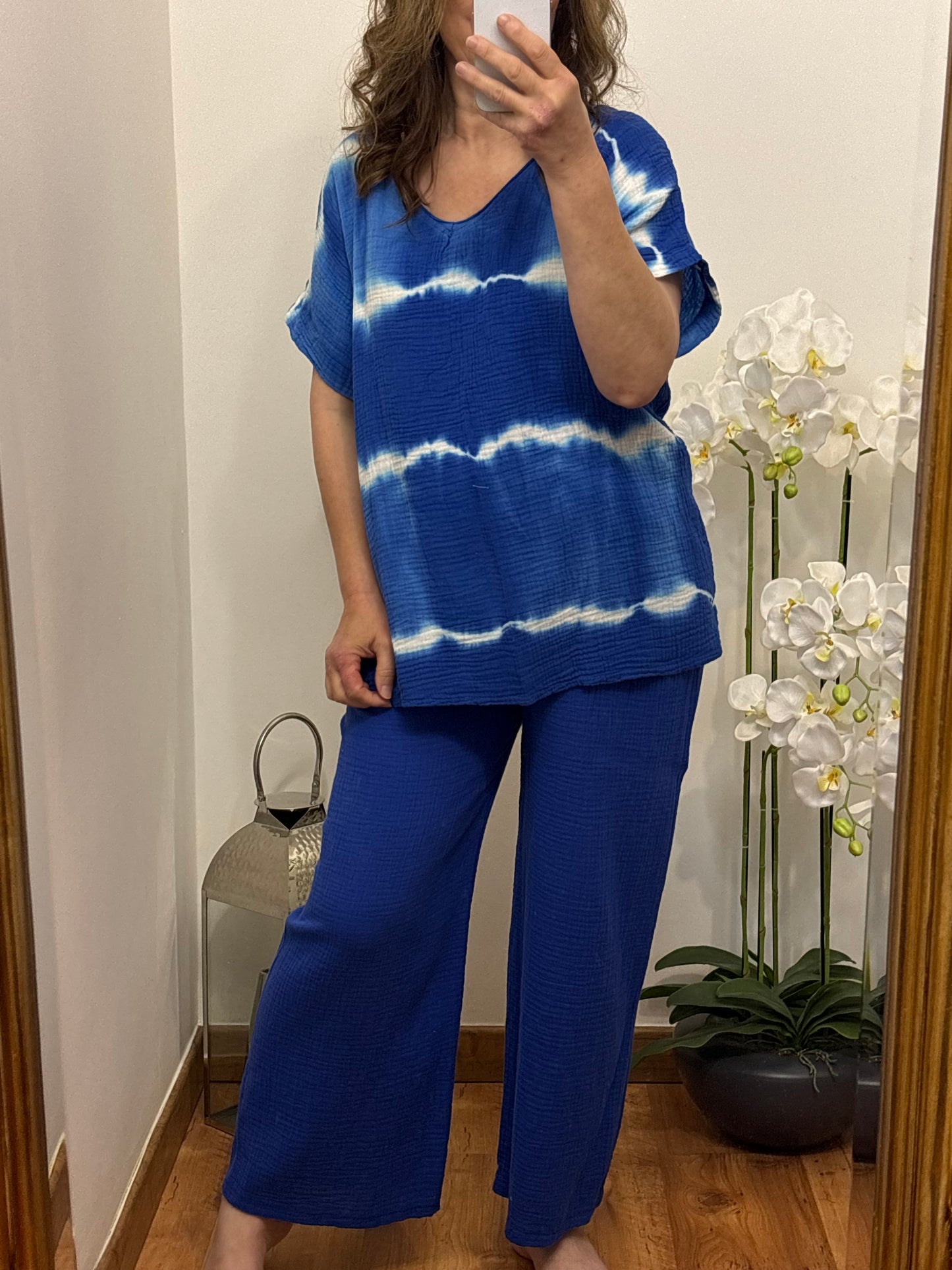 Ensemble tie & dye Bleue liberté mouvement, vue portée - ensemble stylé pour rester à la maison ou sorties décontractées