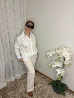 Chemise Marguerite blanche classique, vue de face - chemise intemporelle 68% coton 30% polyester 2% élasthanne taille unique pour bureau et occasions spéciales