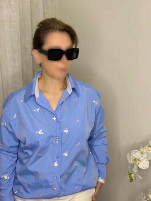 Chemise Azula motif intemporel nautique, vue complète - chemise structurée confortable taille unique, parfaite avec jean blanc ou pantalon coloré