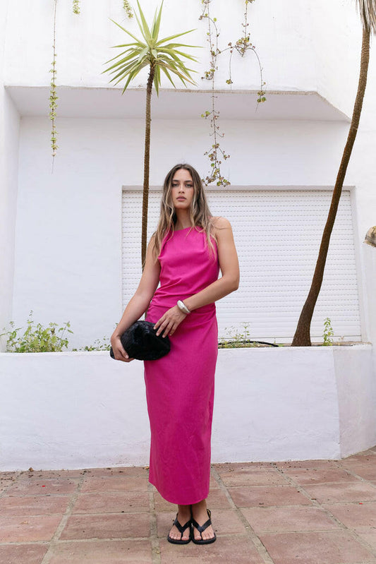 Femme portant la Robe Rosa - Robe chic couleur rose BONITALUZ