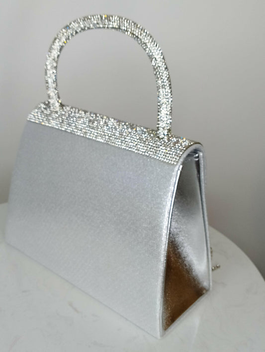 Sac Félicia gris argenté scintillant, vue de face - sac de soirée polyester-polyuréthane avec poignée strass et franges pour occasions spéciales