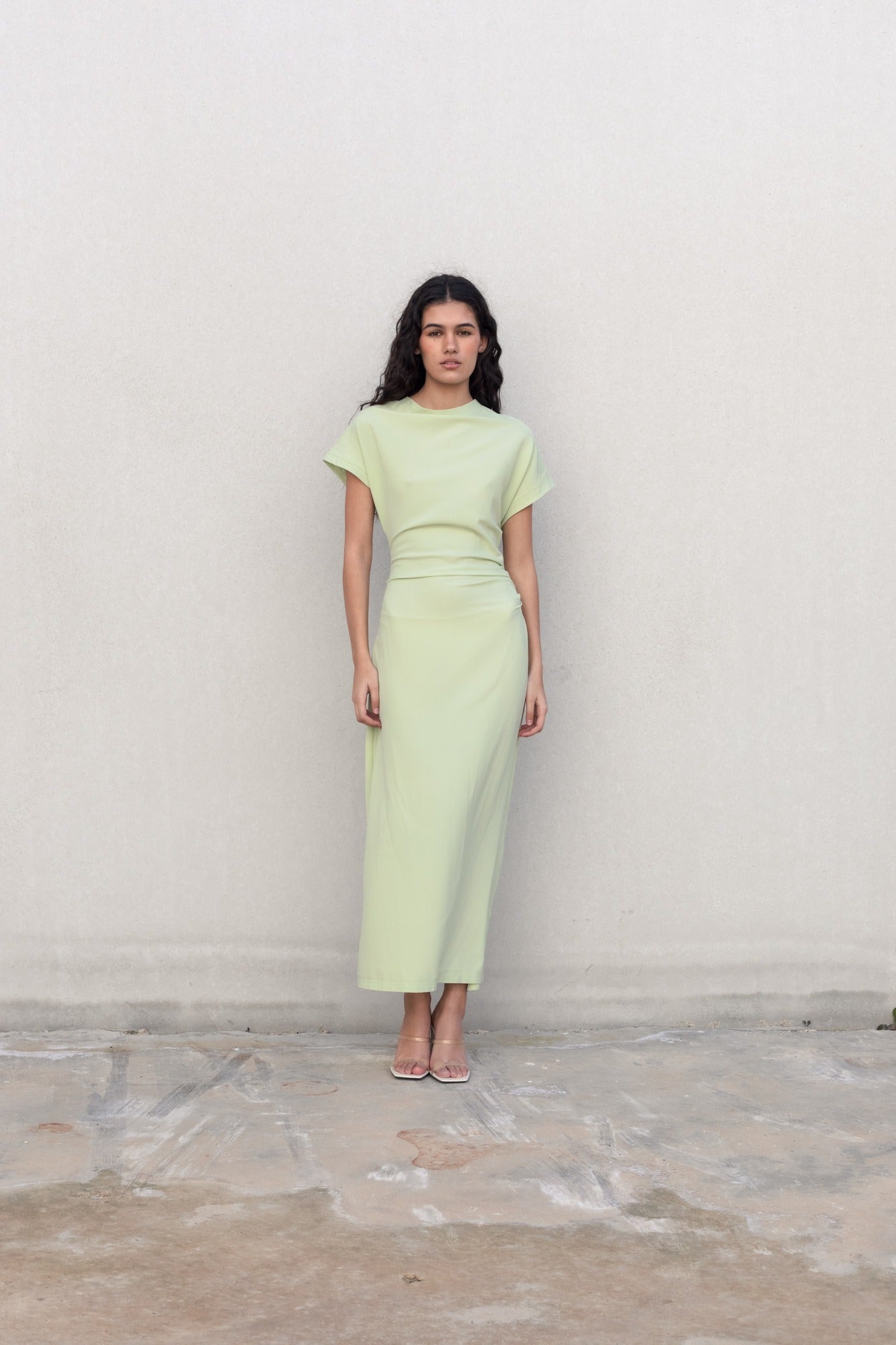 Robe Menta couleur menthe fraîche, vue latérale - parfaite pour mariages, cérémonies et soirées