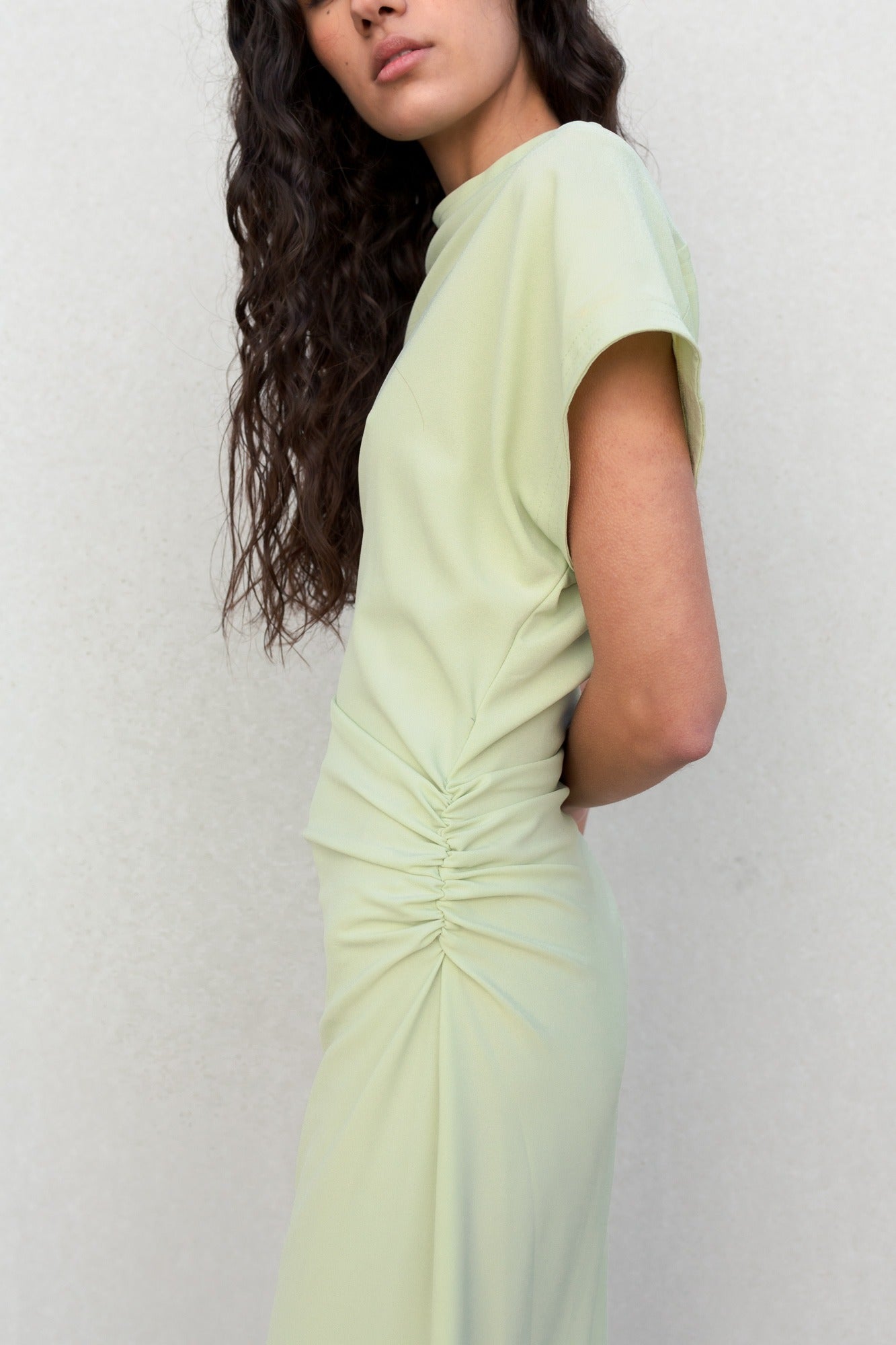 Robe Menta vue de dos, montrant la coupe flatteuse - robe intemporelle en polyester et élasthanne