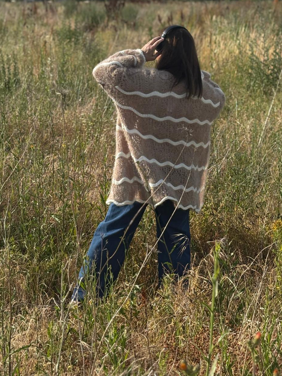 Gilet Amélie beige rayures fantaisie, vue de face - gilet sans boutons 50% polyamide 50% acrylique pour mi-saisons et superposition