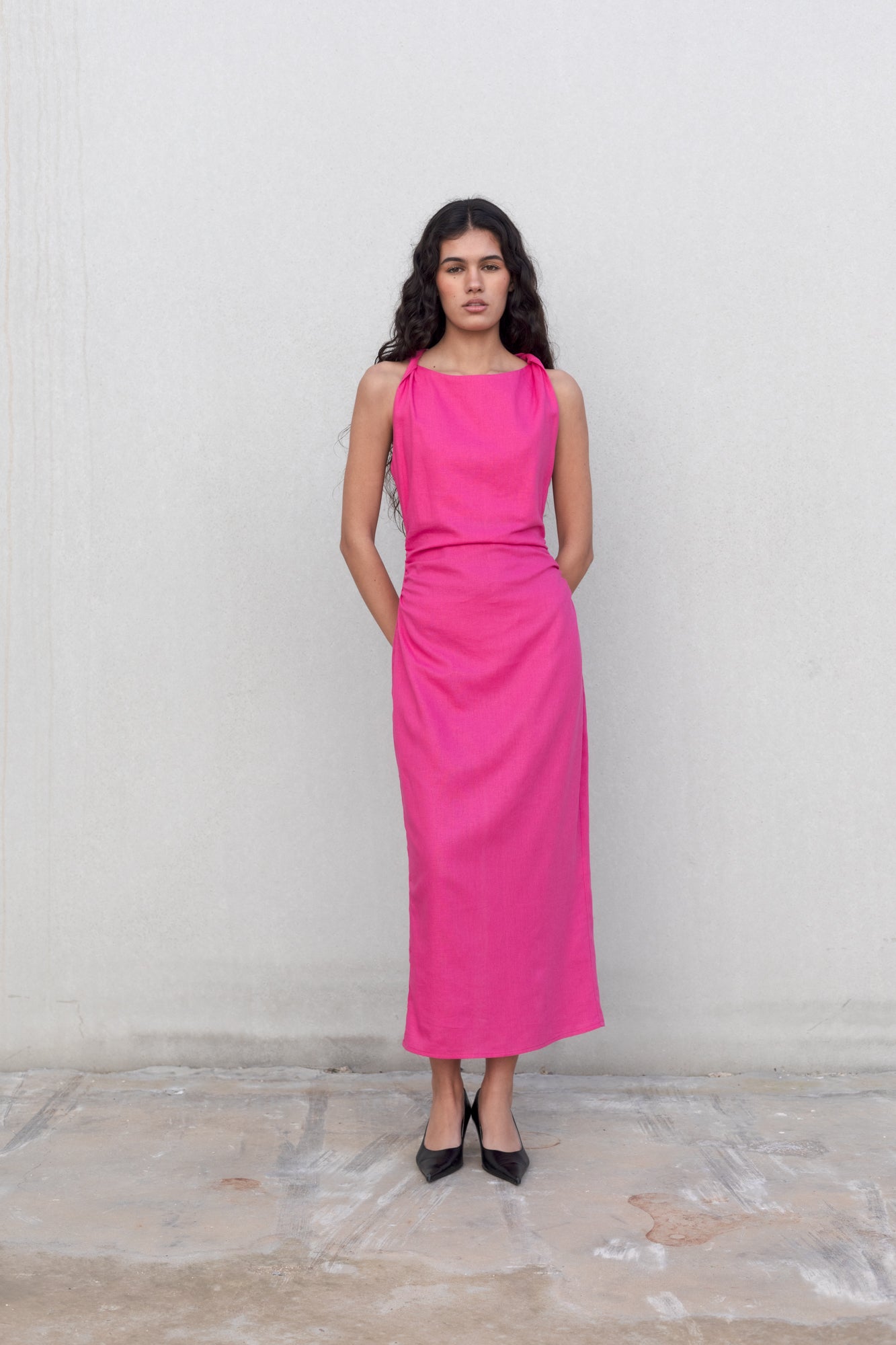 Robe Rosa rose élégante en lin et viscose, vue de face - parfaite pour soirées, mariages et bureau