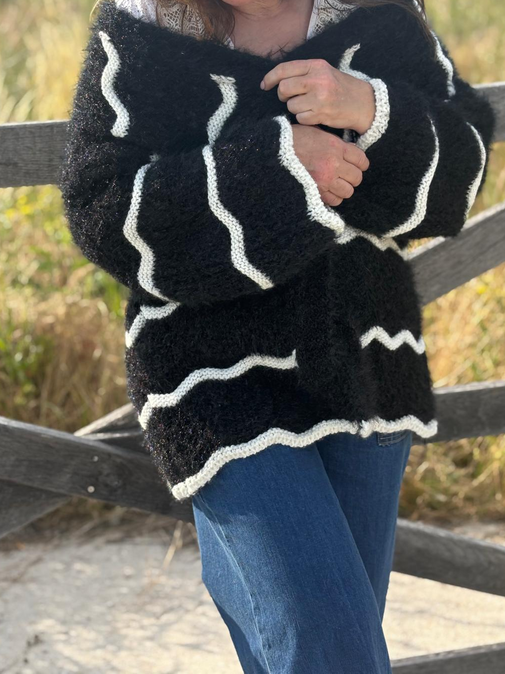 Gilet Amélie noir élégant intemporel, vue portée - gilet texture douce taille unique pour bureau et déjeuners amies