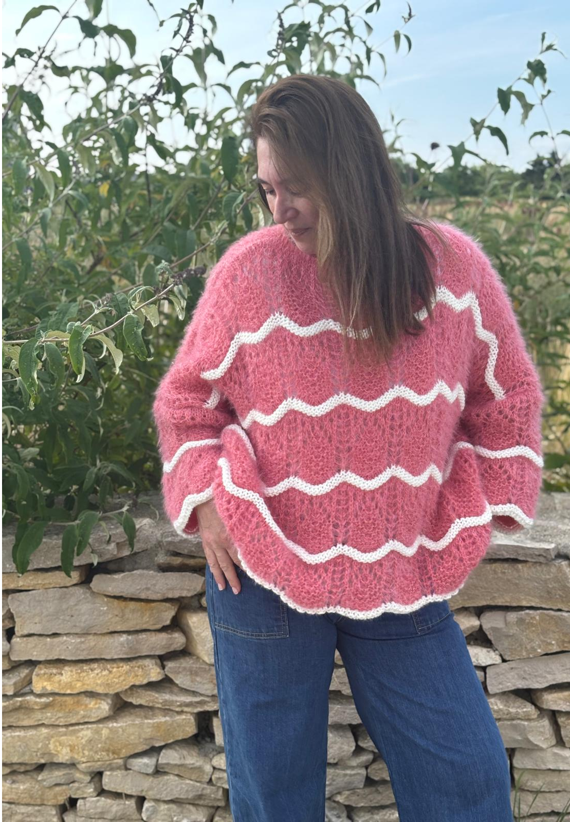 Pull Amélie fantaisie rayures corail, vue de face - pull texture ultra douce taille unique pour bureau et déjeuners amies