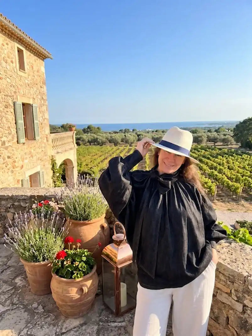 "Robe Dream, pièce phare de la nouvelle collection, avec design cape et ornements naturels"