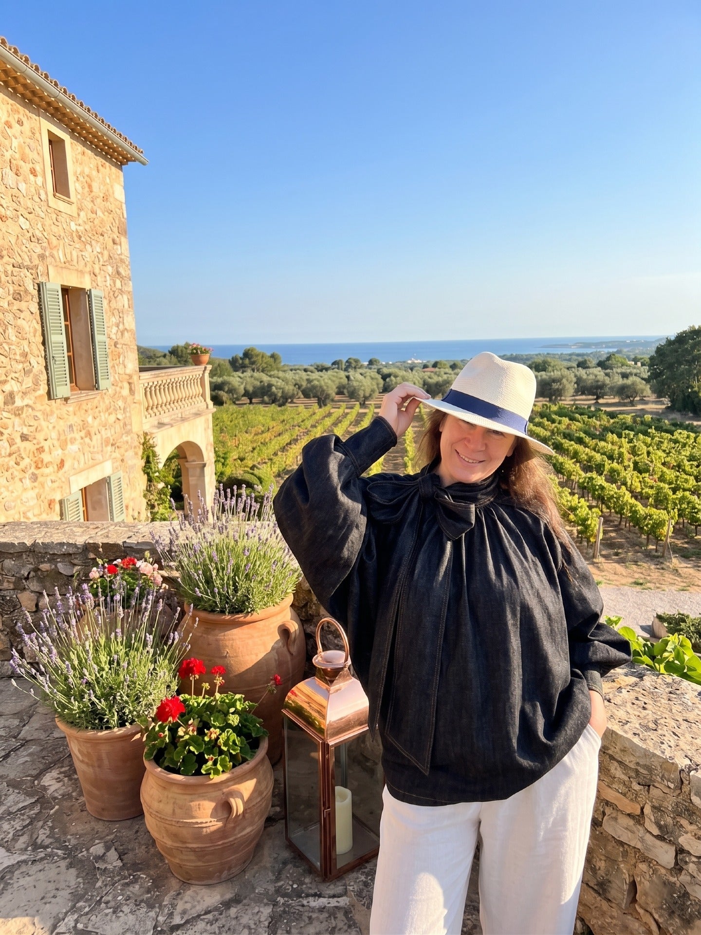"Robe Dream, pièce phare de la nouvelle collection, avec design cape et ornements naturels"