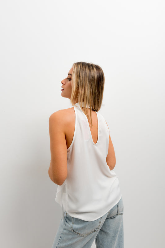 Top Véra blouse élégante en polyester blanc, vue de face - top moderne avec finition lisse et brillante pour bureau et événements spéciaux