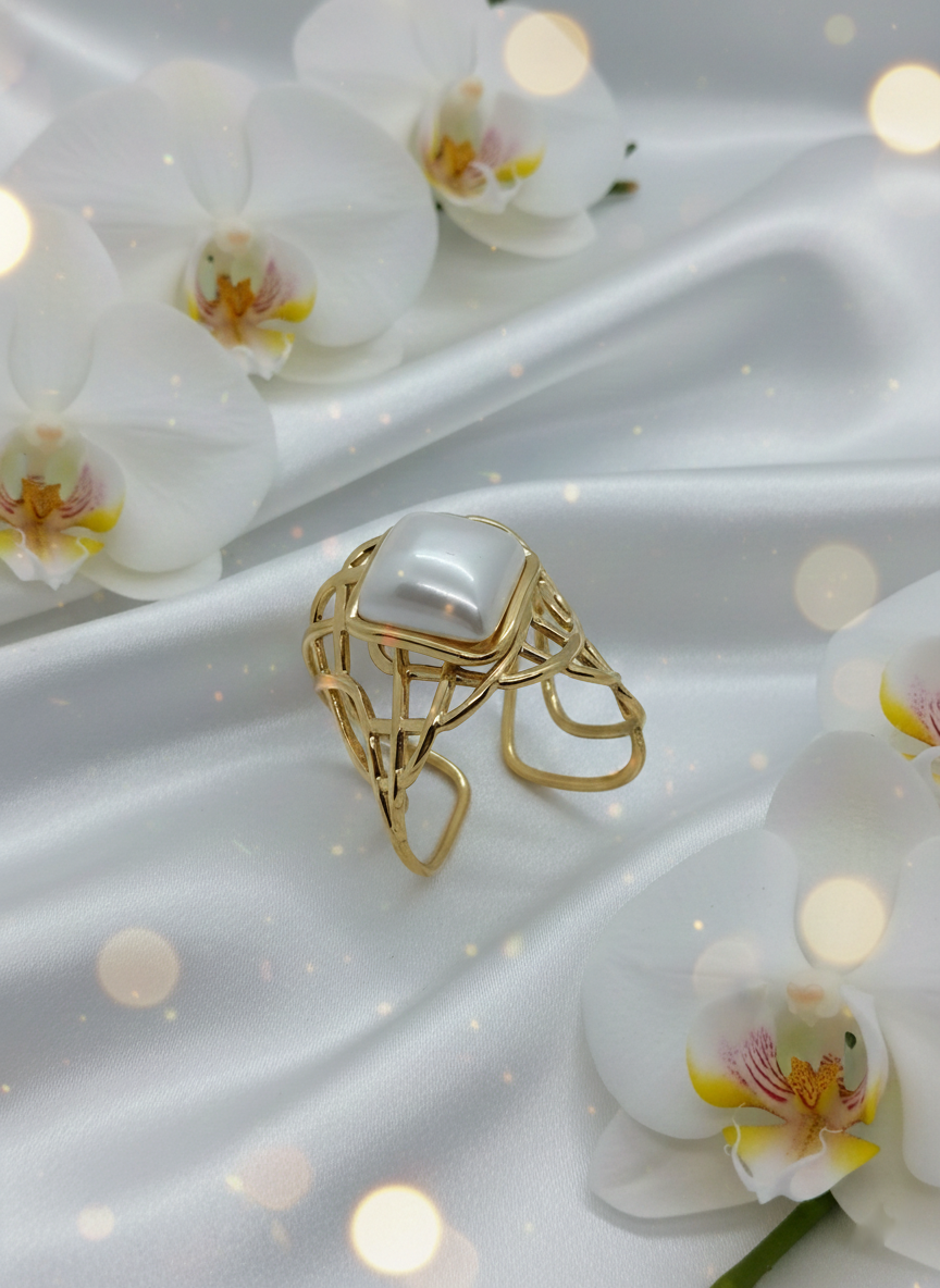 Bague Agatha acier inoxydable doré imitation perle blanche losange, vue de face - bague élégante moderne hauteur 2,5cm légèrement ajustable pour toutes occasions et saisons