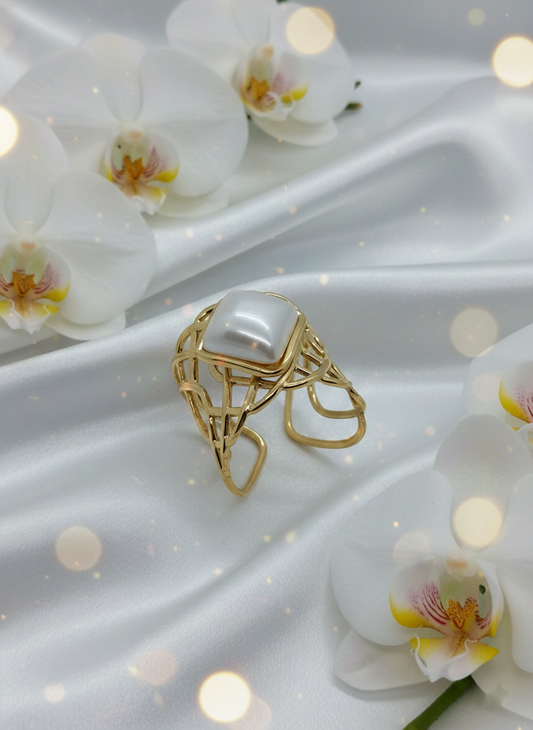 Bague Agatha acier inoxydable doré imitation perle blanche losange, vue de face - bague élégante moderne hauteur 2,5cm légèrement ajustable pour toutes occasions et saisons