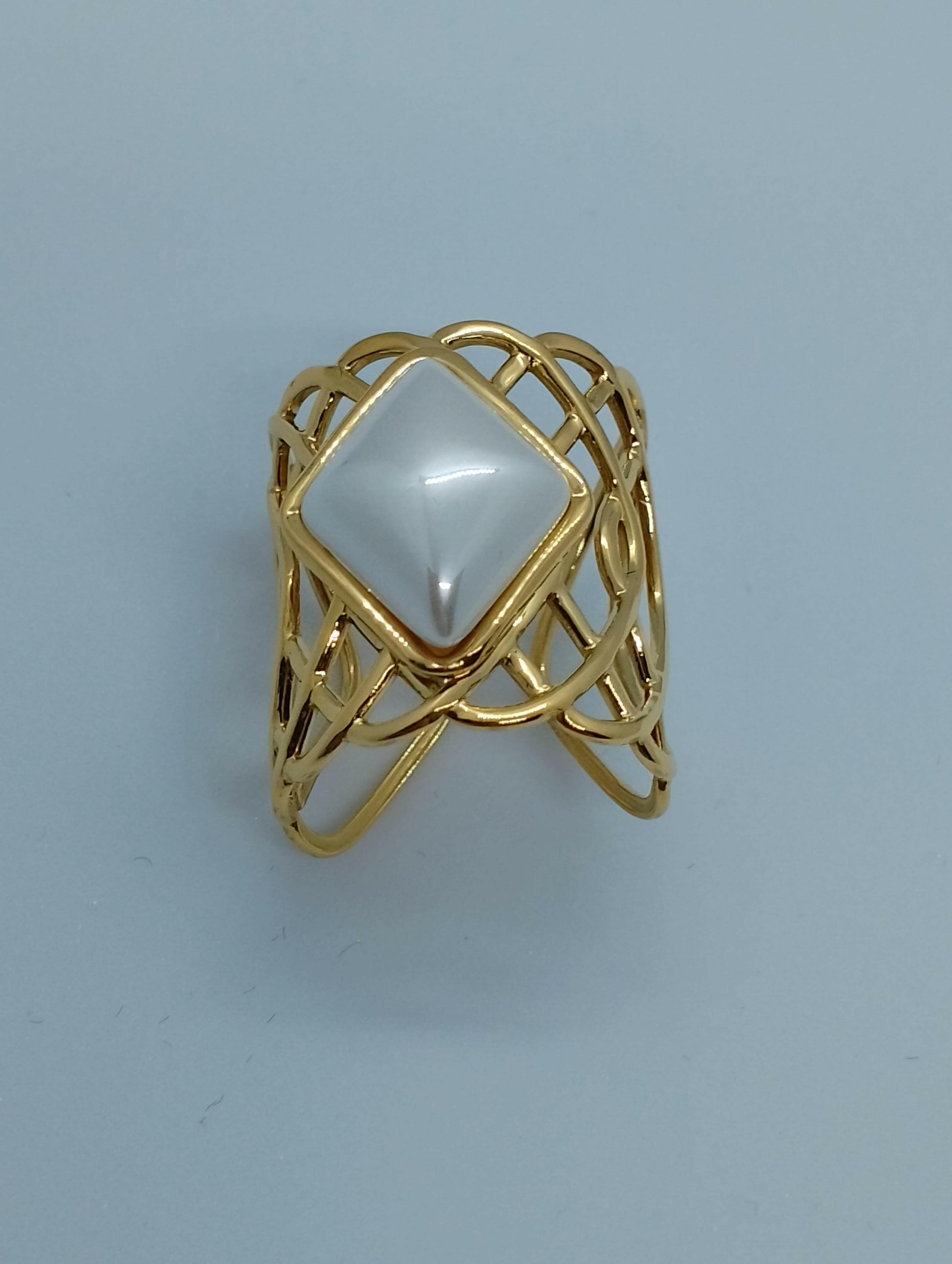 Bague Agatha design sophistiqué perle losange, vue portée - bague sans nickel taille unique très polyvalente facile d'entretien, parfaite style contemporain