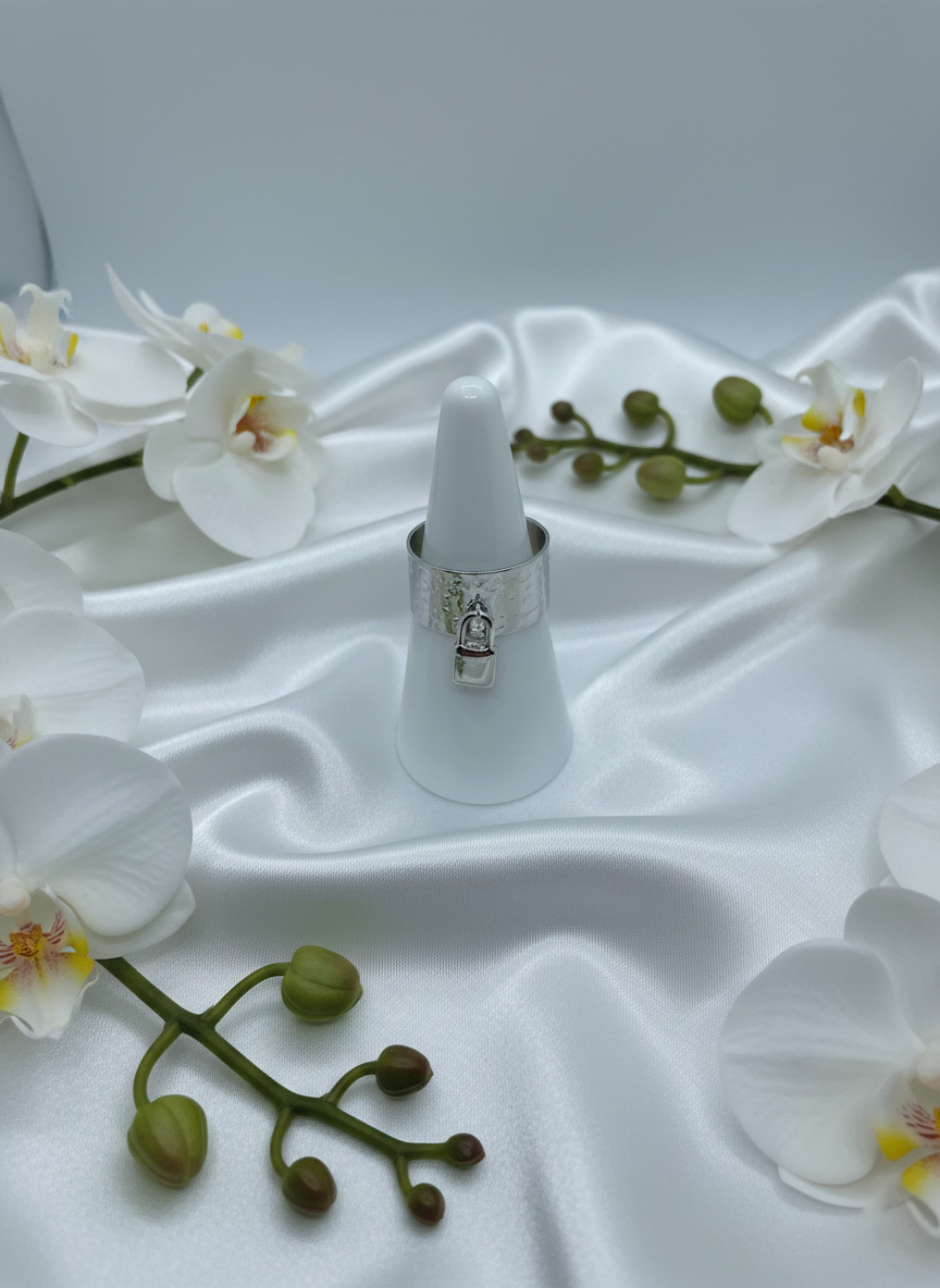 Bague Amélia style contemporain sophistiqué, vue portée - bague sans nickel taille unique pour occasions formelles informelles, résistante eau et UV