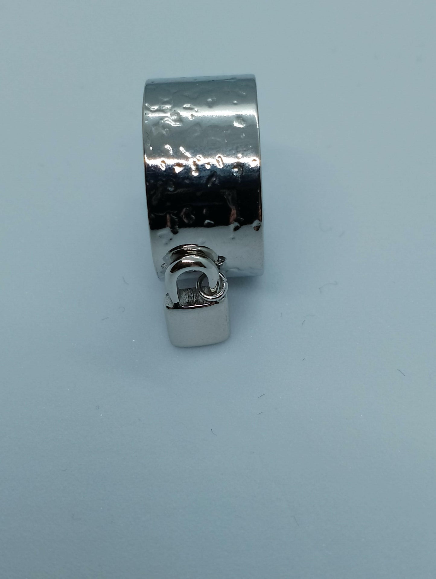 Bague Amélia acier inoxydable argenté effet martelé cadenas non fixe, vue de face - bague moderne élégante hauteur 1cm légèrement ajustable pour anniversaires et fêtes Noël