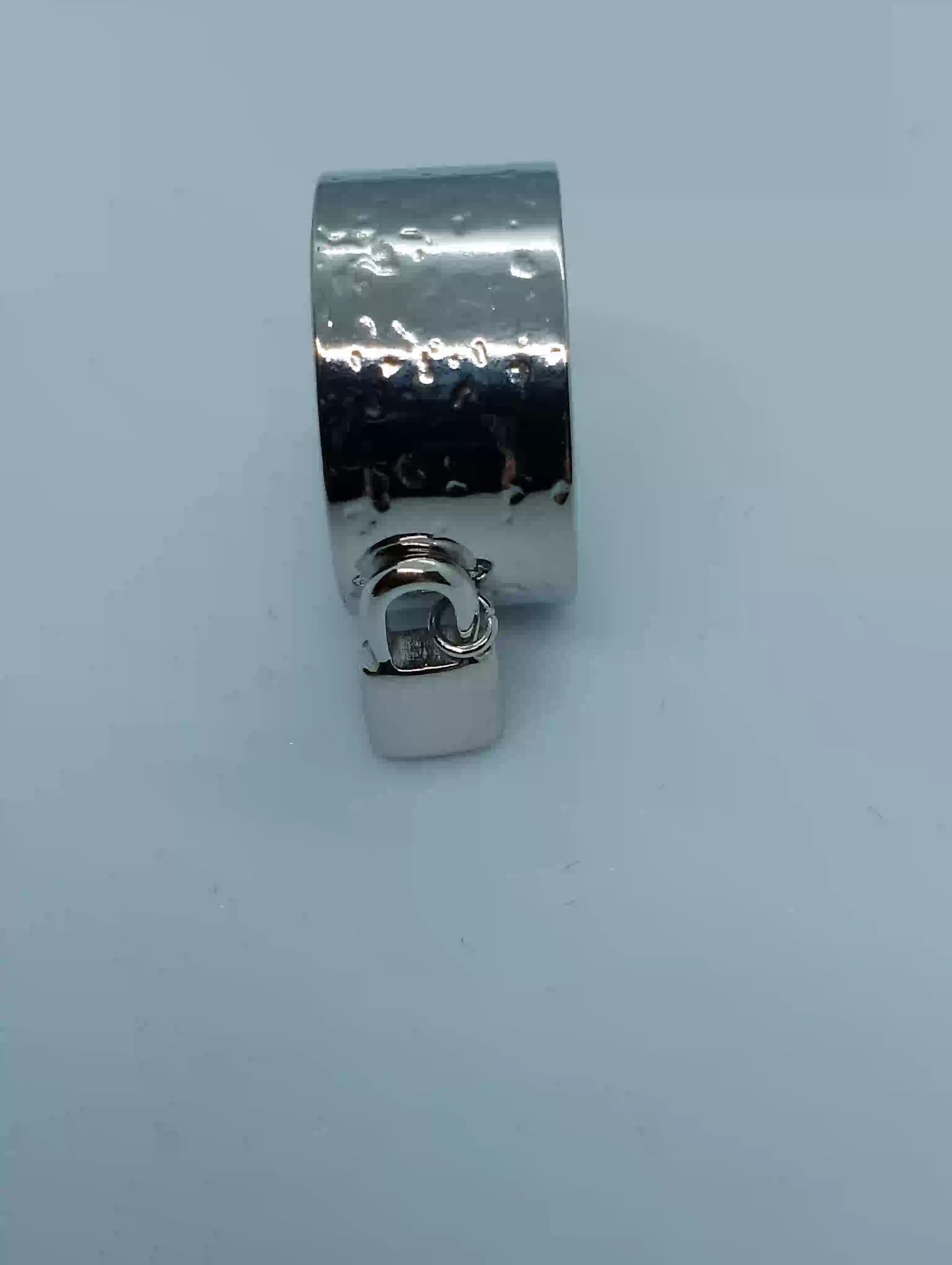 Bague femme argentée cylindrique lisse brillante miroir gros plan fond blanc neutre bijou élégant minimaliste chic BONITALUZ