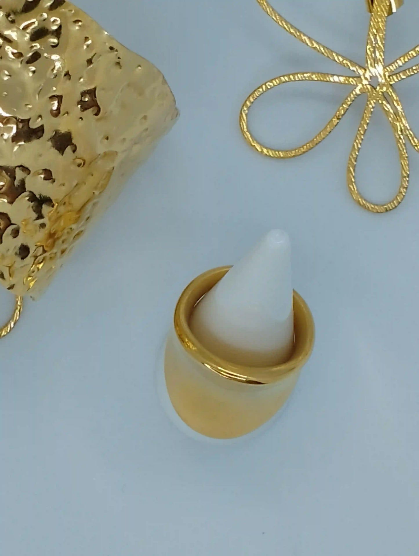 Grosse bague dorées fond bleu ciel bijou femme statement luxe doré BONITALUZ