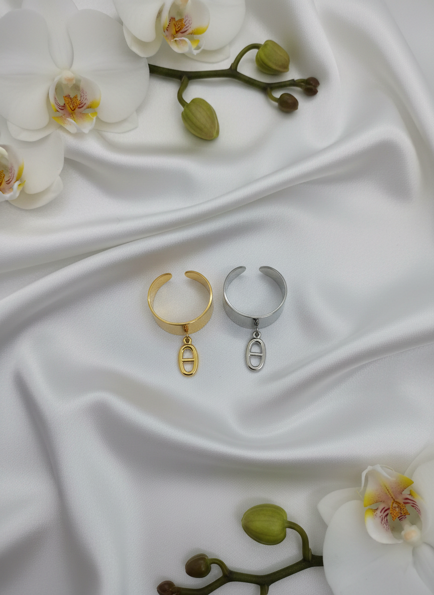 Bague Sophia design épuré polyvalent, vue portée - bague sans nickel taille unique pour occasions formelles informelles, parfaite simplicité et élégance