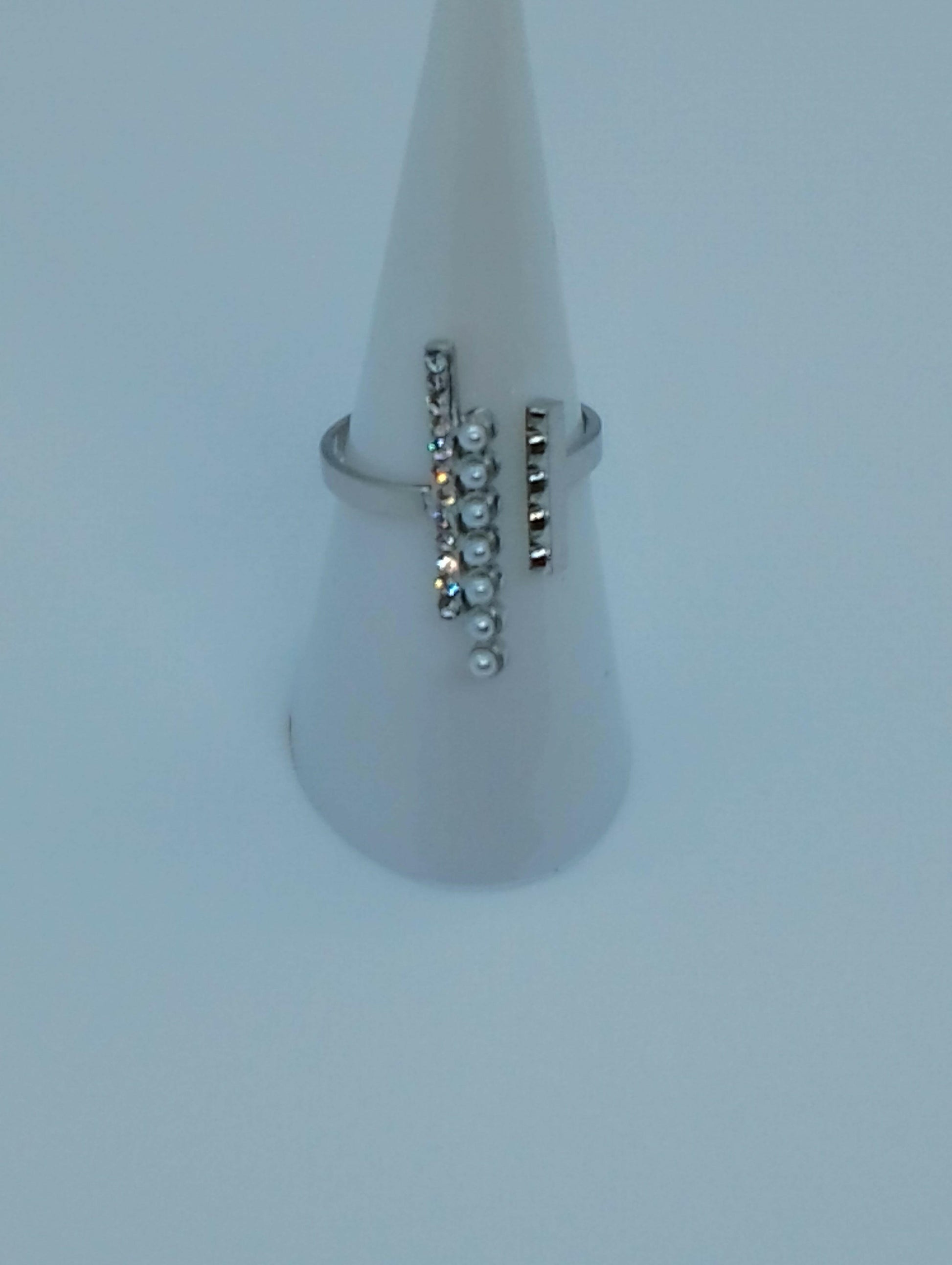 Bague Stella œuvre d'art robuste délicate, vue portée - bague sans nickel taille unique pour anniversaires fête des mères et Noël