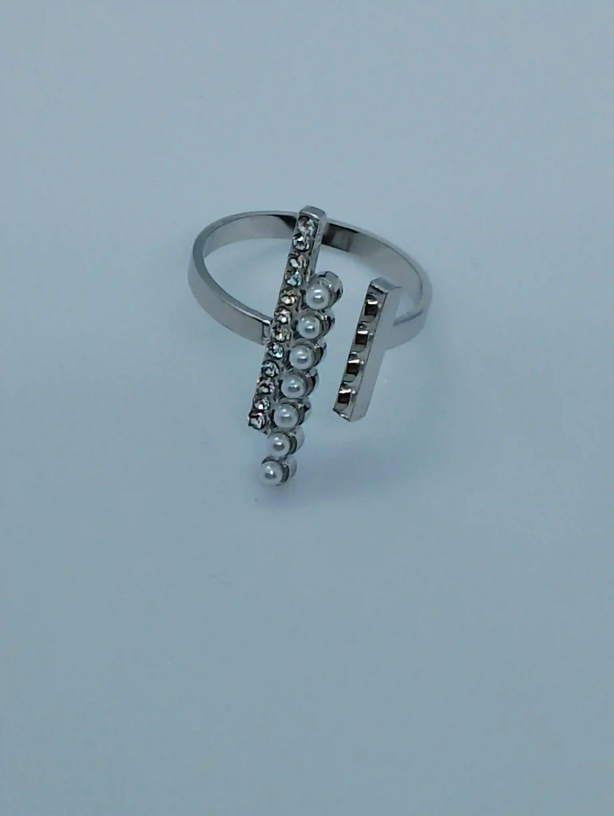 Bague femme strass cristaux perles couleur argent gros plan détail bijou élégant raffiné BONITALUZ