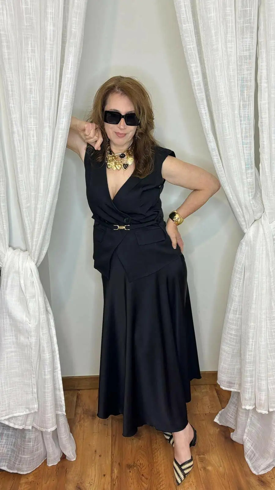 Boléro Daniella femme noire décolletée look soirée glamour collier doré statement BONITALUZ