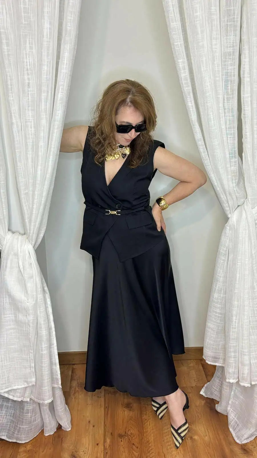 Boléro Daniella femme noire décolletée pose assurée main hanche look soirée chic BONITALUZ