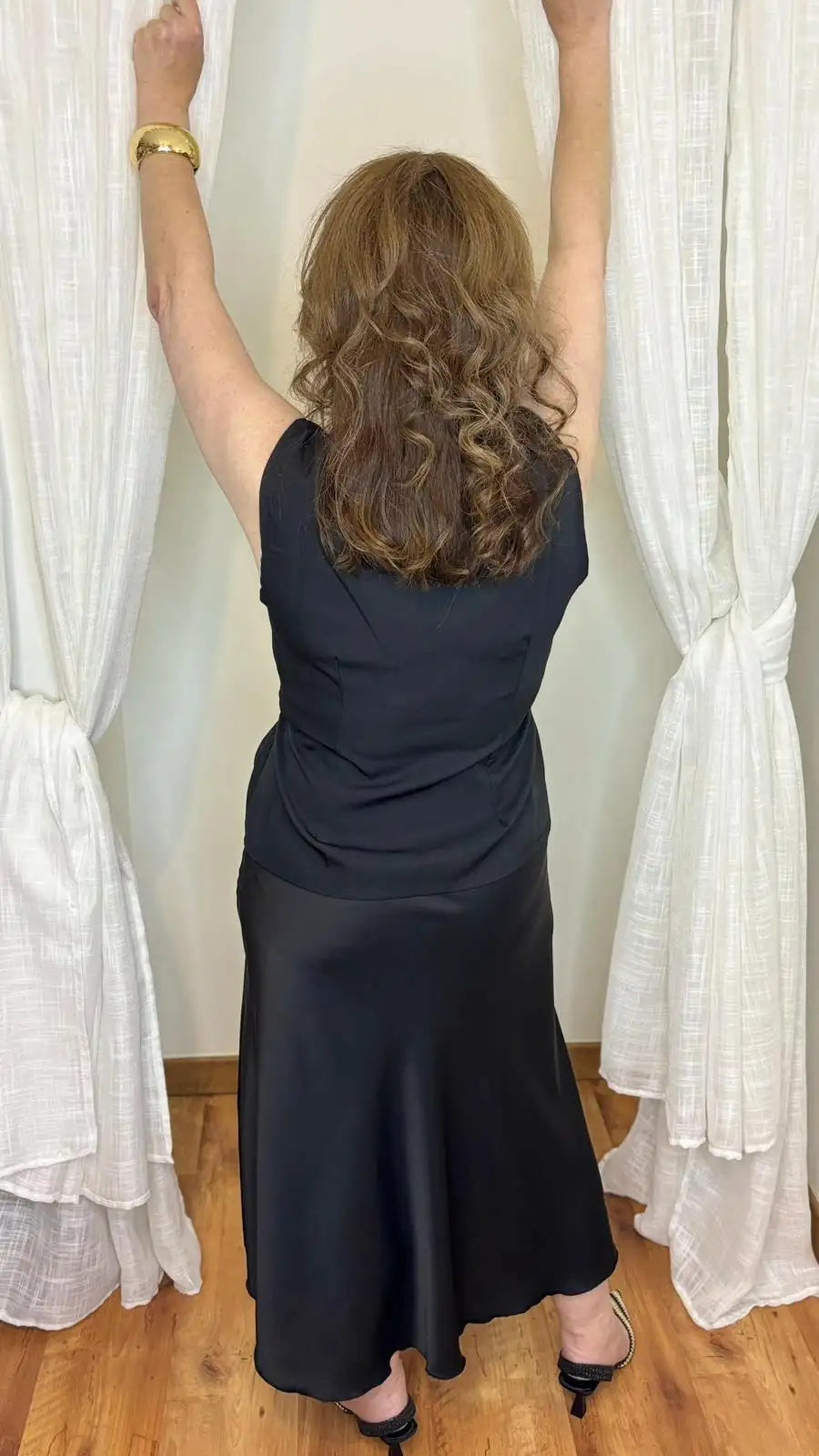 Boléro Daniella femme noire fluide vue dos bras levés silhouette élancée BONITALUZ