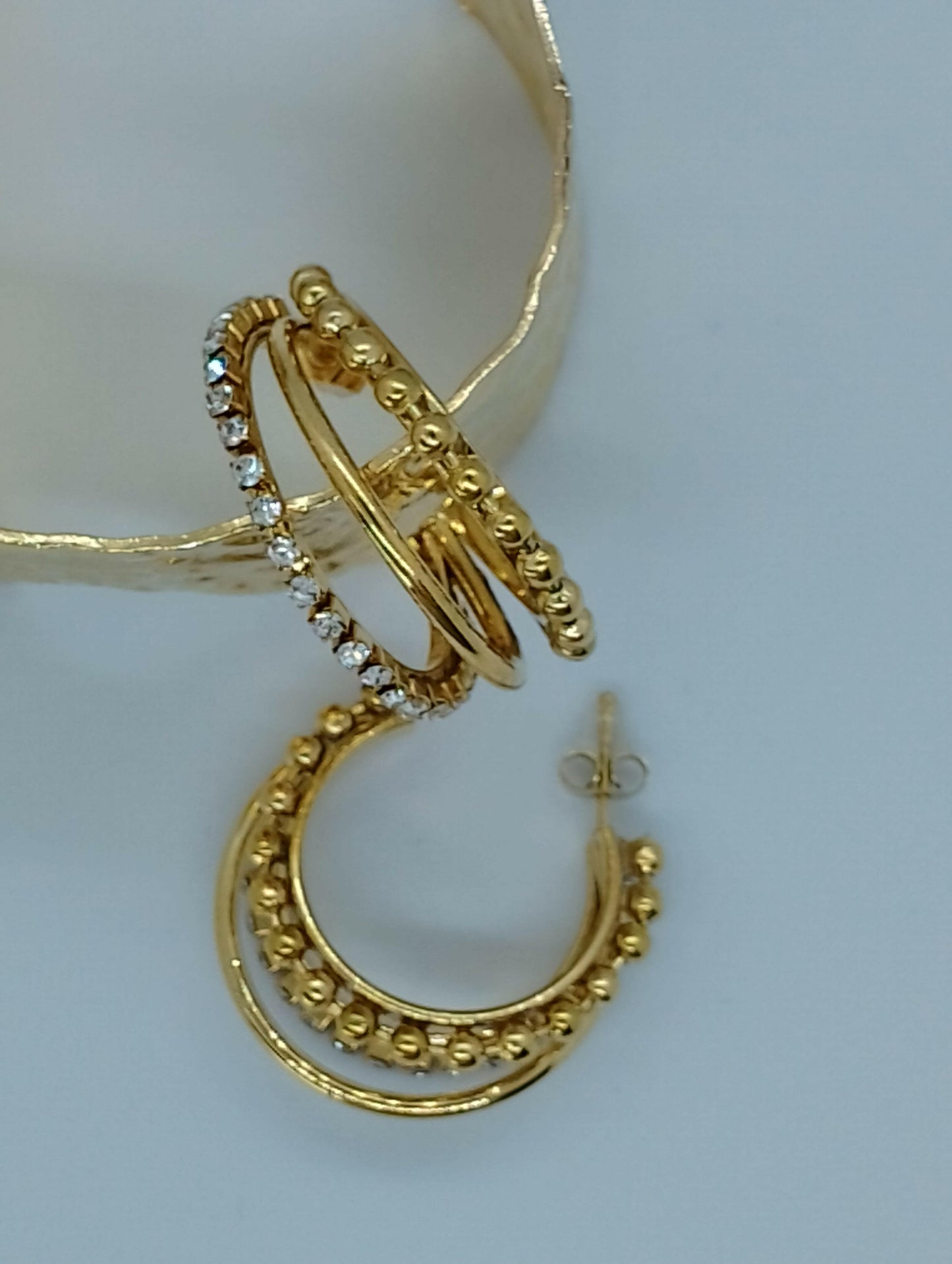 Boucles Alexandra petites boules fantaisies sophistiquées, vue complète - boucles toutes saisons parfaites cadeaux Noël Épiphanie Pâques