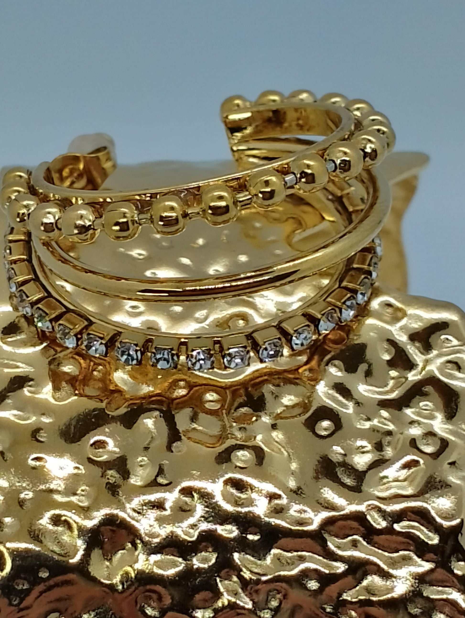 Boucles Alexandra design distinctif élégant, vue détaillée - boucles faciles d'entretien chiffon doux avec boîte rangement, s'adaptant à tout type vêtement simple ou élégant