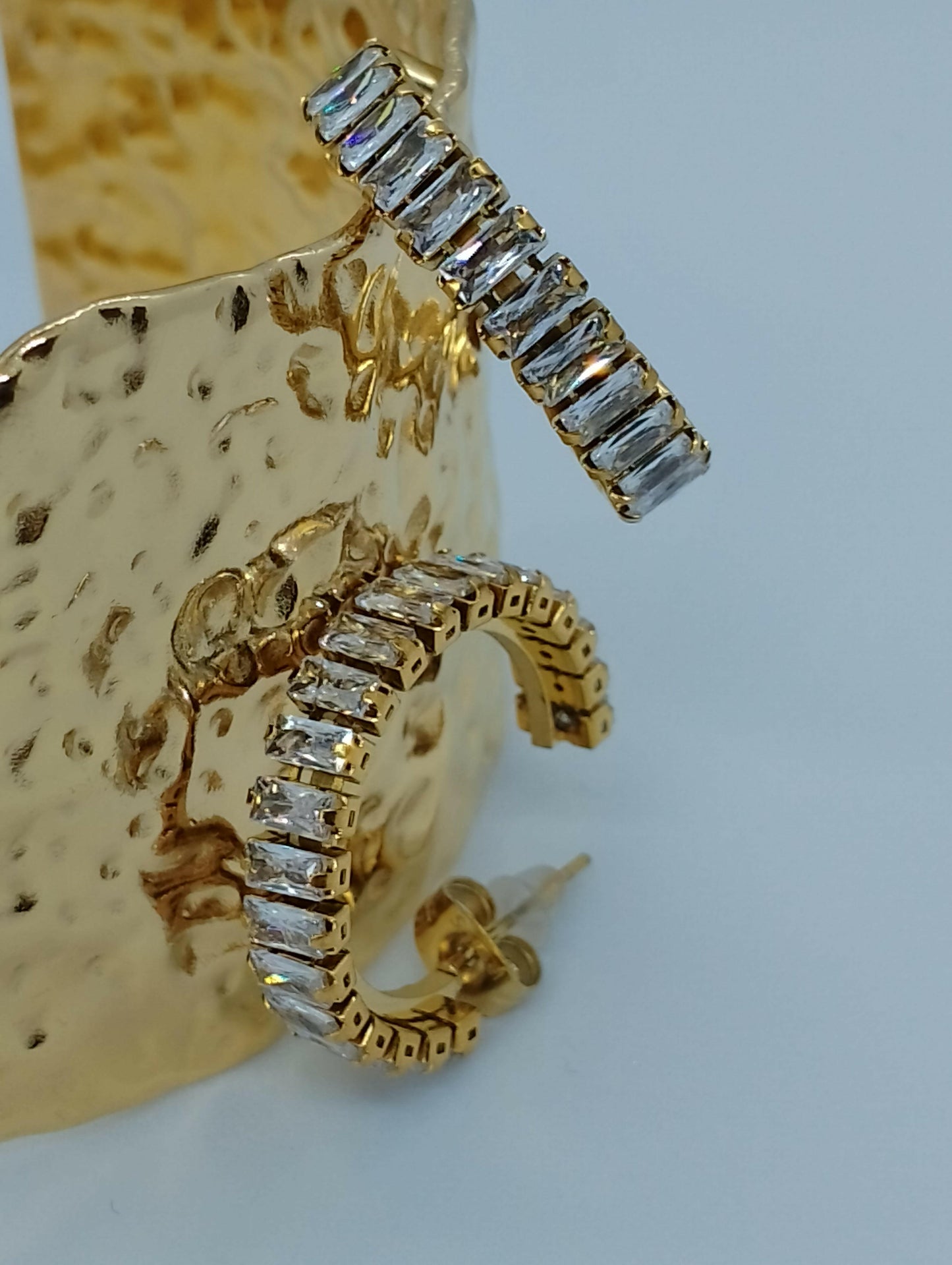 Boucles Christalia acier inoxydable strass forme simple classique, vue de face - boucles d'oreilles élégantes hauteur 2cm poids 4g pour bureau et soirées ville