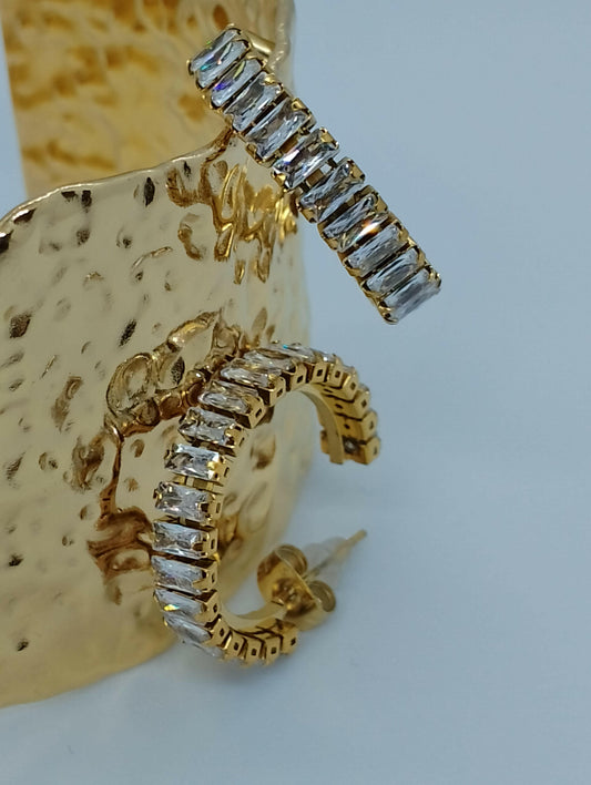 Boucles Christalia acier inoxydable strass forme simple classique, vue de face - boucles d'oreilles élégantes hauteur 2cm poids 4g pour bureau et soirées ville