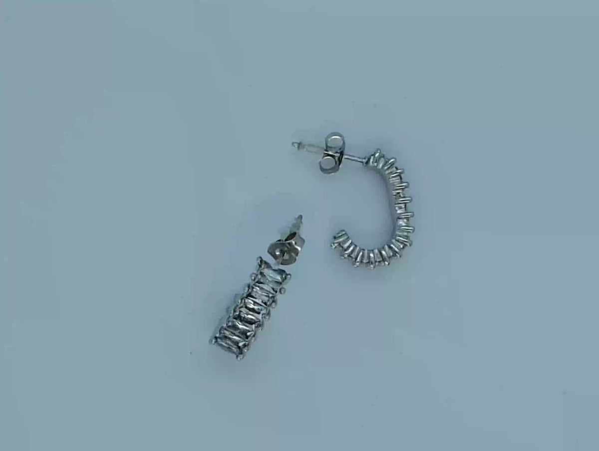 Boucles oreilles anneaux argentés texturés clous gros plan fond bleu ciel pâle bijou femme chic élégant BONITALUZ