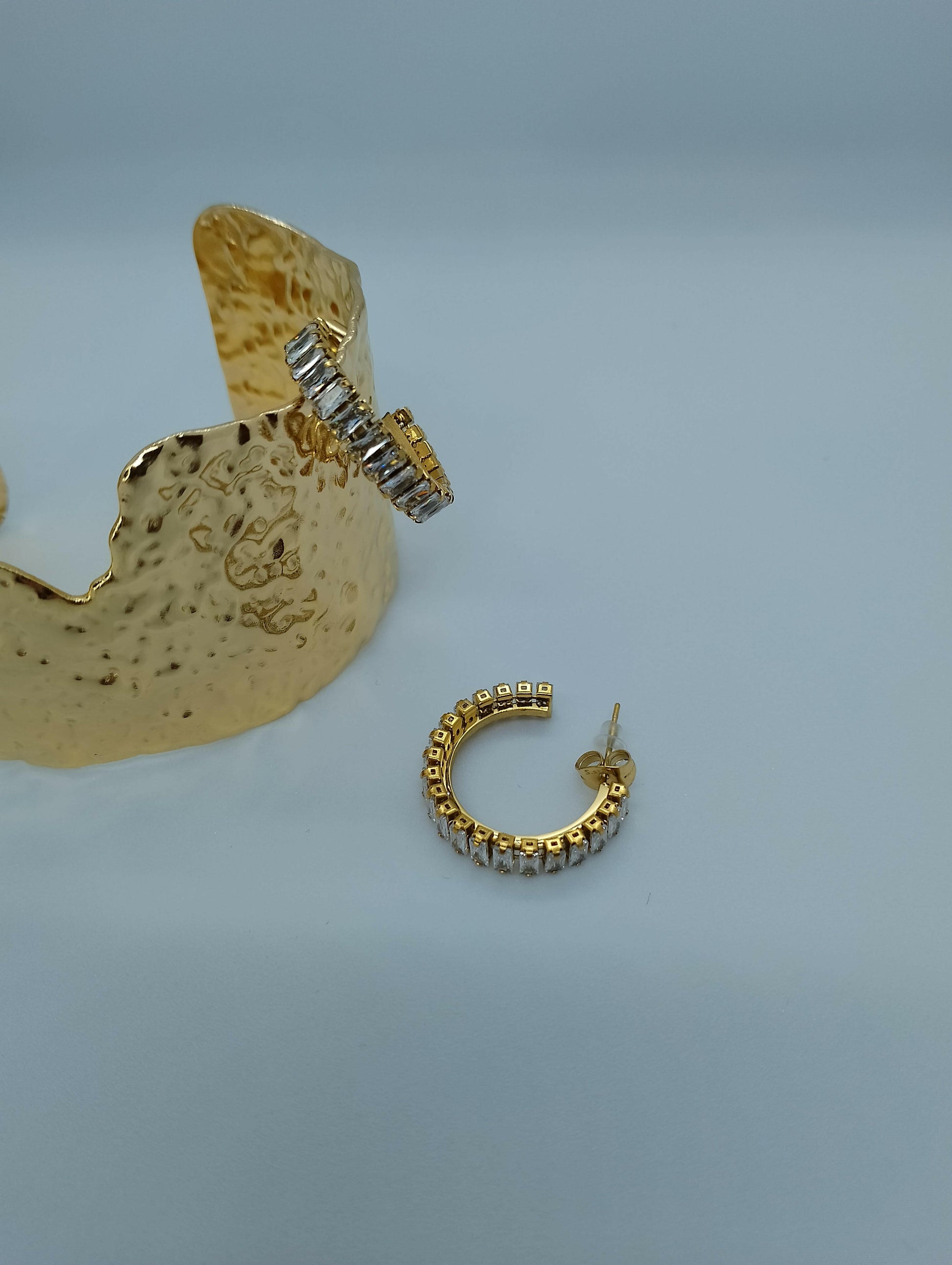 Boucles Christalia design intemporel sans détails excessifs, vue complète - boucles résistantes eau faciles d'entretien chiffon doux avec boîte rangement