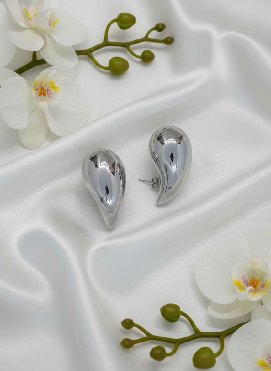 Boucles Lola modèle unique robuste simplicité, vue portée - boucles sans nickel polyvalentes toutes saisons résistantes eau, faciles d'entretien chiffon sec pour style sans effort