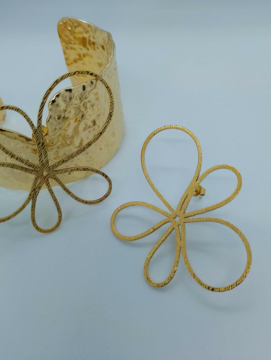 Boucles Marguerite acier inoxydable doré striures pétales fleur, vue de face - boucles d'oreilles printanières hauteur 6cm poids 7g pour bureau et soirées ville élégantes