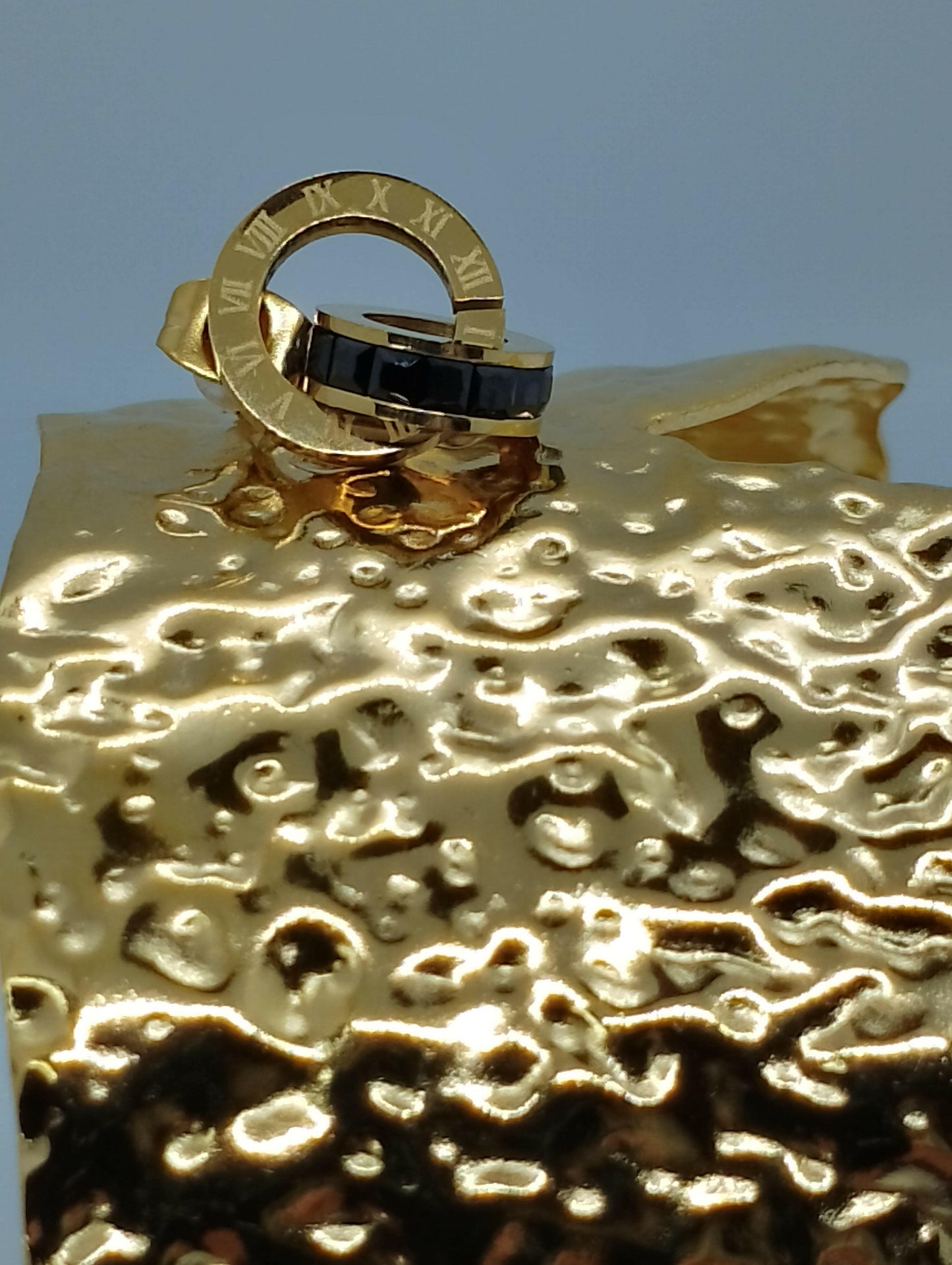 Boucles d'oreilles en acier Boucles Noémie acier inoxydable doré double anneaux strass chiffres romains, vue de face - boucles d'oreilles élégantes hauteur 2cm poids 4g pour bureau et soirées ville