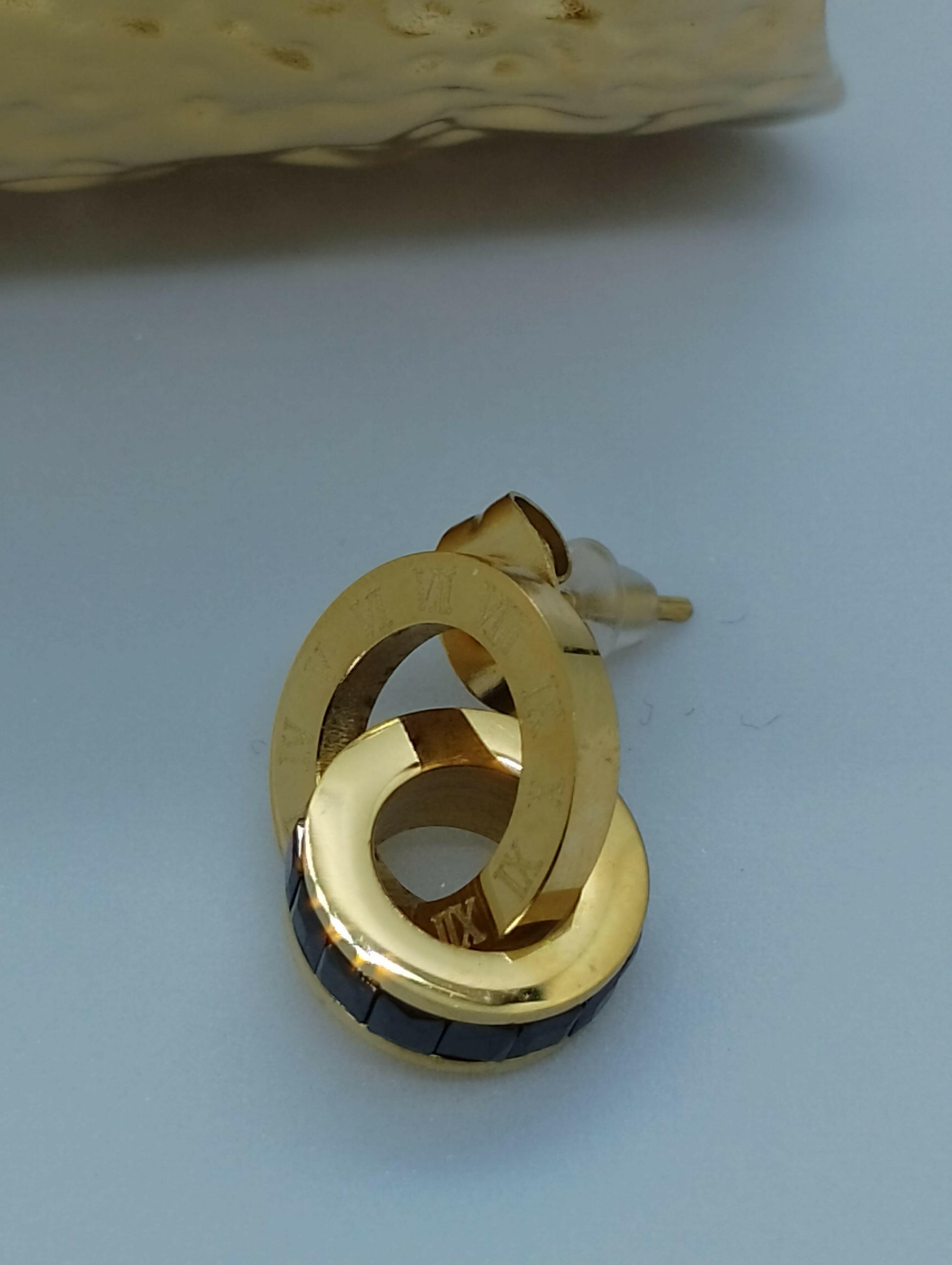 Boucles Noémie modèle unique robuste délicat, vue portée - boucles sans nickel polyvalentes toutes saisons résistantes eau, faciles d'entretien chiffon doux pour tout style vêtement