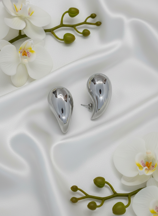 Boucles Ornella acier inoxydable argenté forme goutte d'eau petit format, vue de face - boucles d'oreilles discrètes élégantes hauteur 3cm poids 11g pour occasions formelles informelles, bureau soirées ville et cérémonies