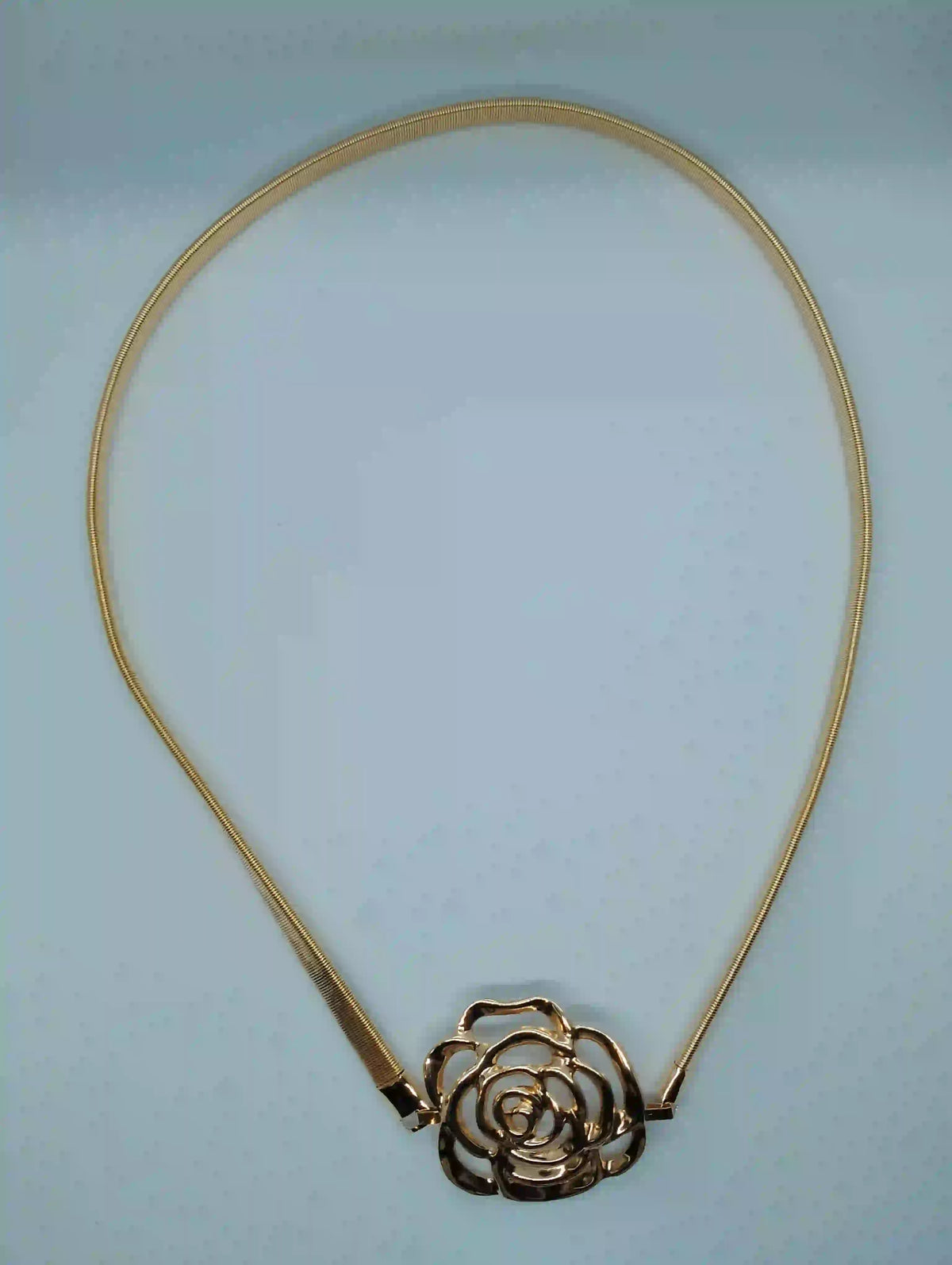Ceinture chaîne dorée épaisse maillons entrelacés médaillon rose sculptée dorée fond gris neutre bijou femme statement chic BONITALUZ