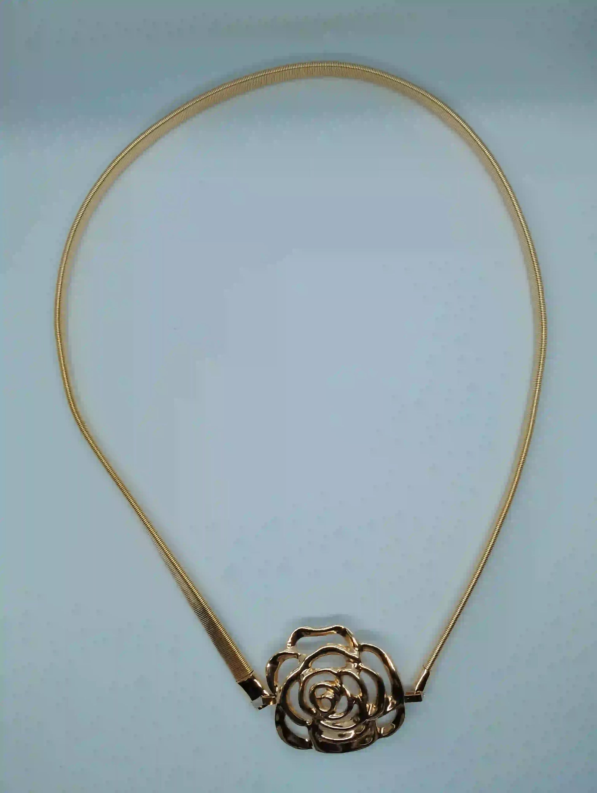 Ceinture chaîne dorée épaisse maillons entrelacés médaillon rose sculptée dorée fond gris neutre bijou femme statement chic BONITALUZ