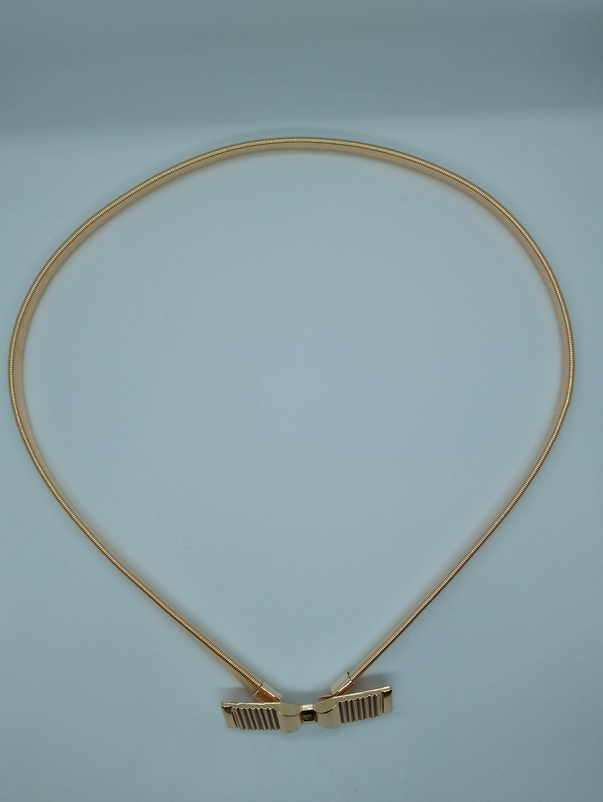 Ceinture Papillon design contemporain fin délicat, vue portée - ceinture légère fermeture crochet pour printemps-été, parfaite avec robe jupe ou pantalon événements spéciaux