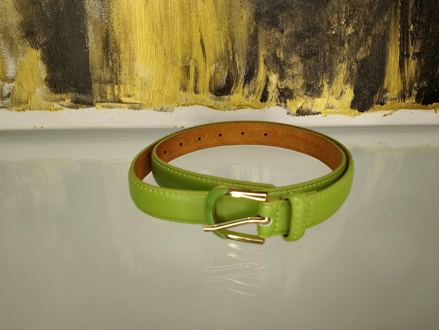 Ceinture Valériane polyvalente intemporelle, vue portée - ceinture fermeture ardillon s'adaptant tous styles bureau et soirées ville toutes saisons