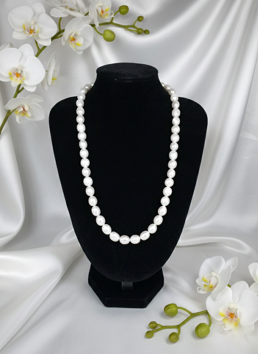 Collier Pauline sans nickel fermoir doré pierres blanches fantaisie, vue de face - collier luxueux 40cm + 3cm réglage pour anniversaires et fêtes Noël