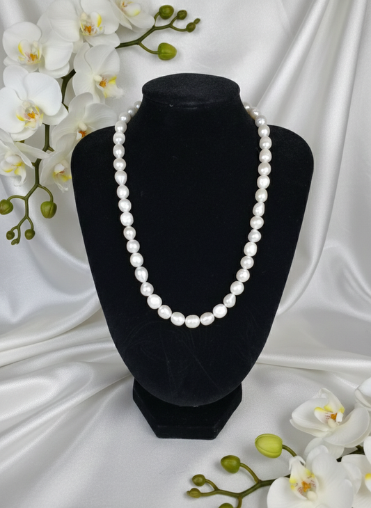 Collier Pauline simplicité sophistication, vue portée - collier polyvalent toutes saisons avec robe haut pantalon ou jupe, facile à mixer garde-robe existante