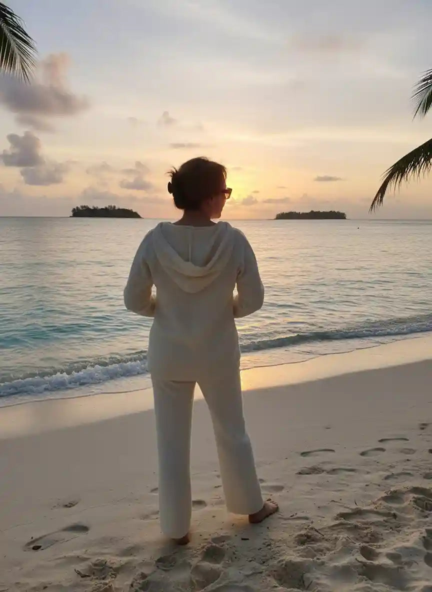 Ensemble femme deux pièces blanc pantalon large top plage tropicale coucher de soleil palmiers mer turquoise look resort luxe balnéaire BONITALUZ