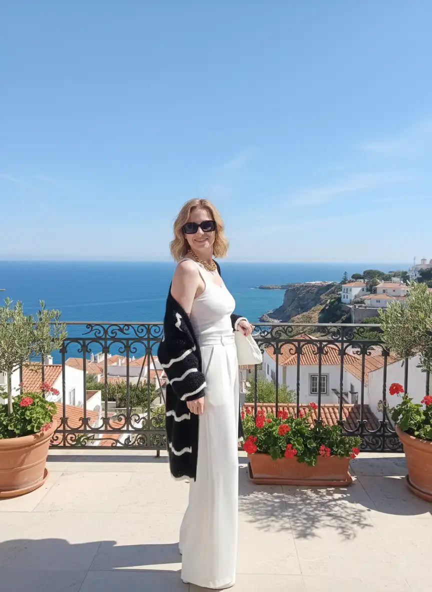 Gilet long femme rayé noir blanc terrasse vue mer Méditerranée bougainvilliers roses lunettes de soleil look city chic bord de mer BONITALUZ