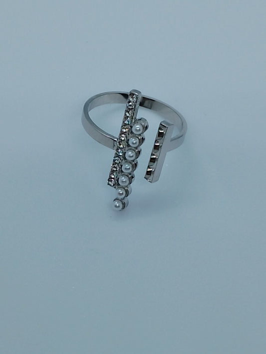 <ul> <li>Bague en acier inoxydable, sans nickel et de couleur argenté, composé de petits strass et les imitations de perles<br></li> <li>Hauteur : 1,5cm</li> <li>Ce produit est légèrement ajustable grâce à son ouverture</li> <li>Disponible en taille unique</li> </ul>